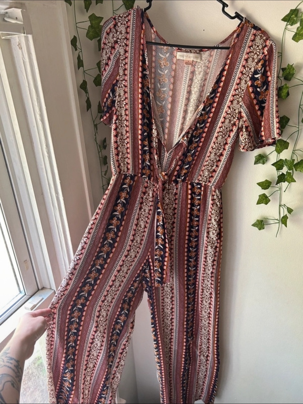 Band Of Gypsies Striped Floral V-Neck Jumpsuit in plum/Navy size M